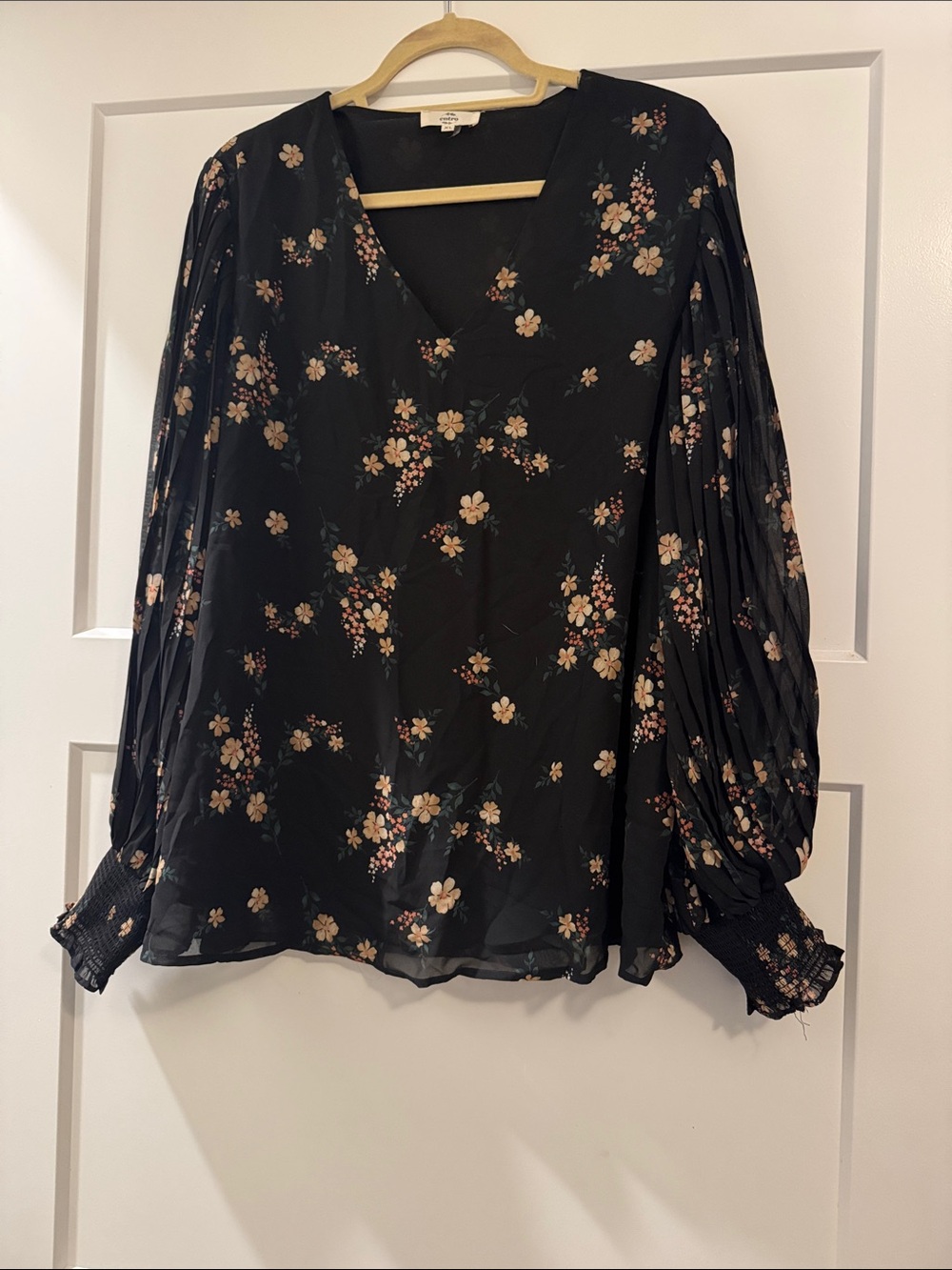 entro Black Floral V-Neck Pleated-Sleeve Blouse
